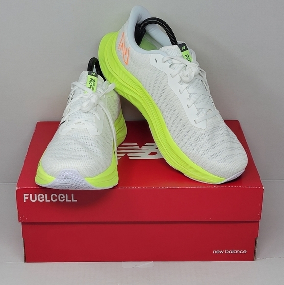 New Balance Men\'s Size 9 FuelCell Propel v4 Shoes White/Green MFCPRCA4 NIB